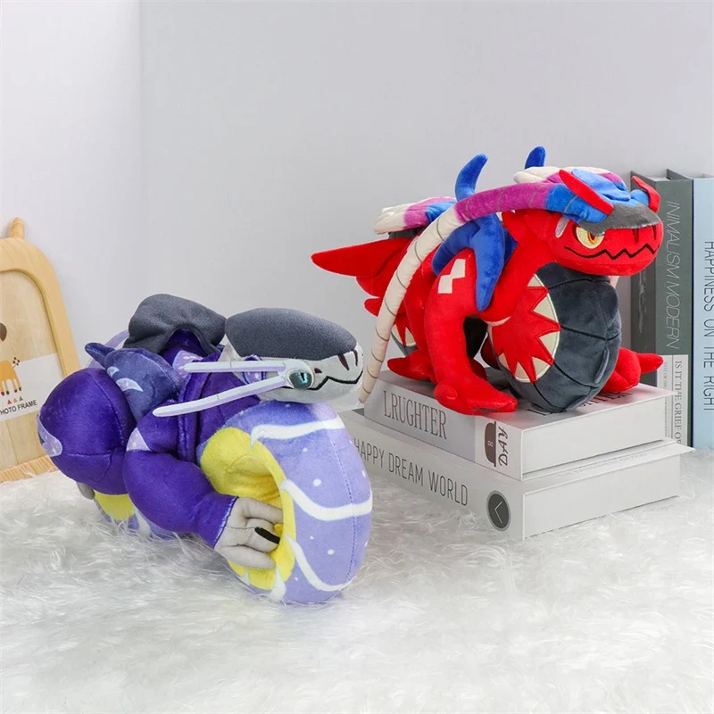 Peluche Pokémon Koraidon ou Miraidon en mode conduite (environ 30 cm)