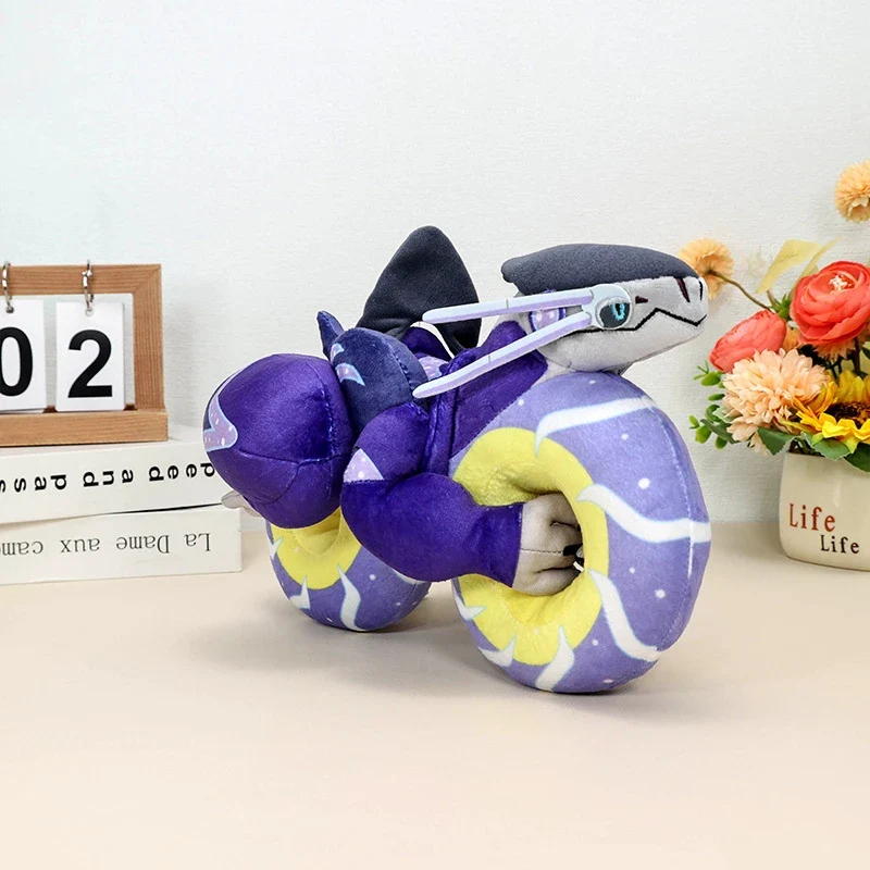 Peluche Pokémon Koraidon ou Miraidon en mode conduite (environ 30 cm)