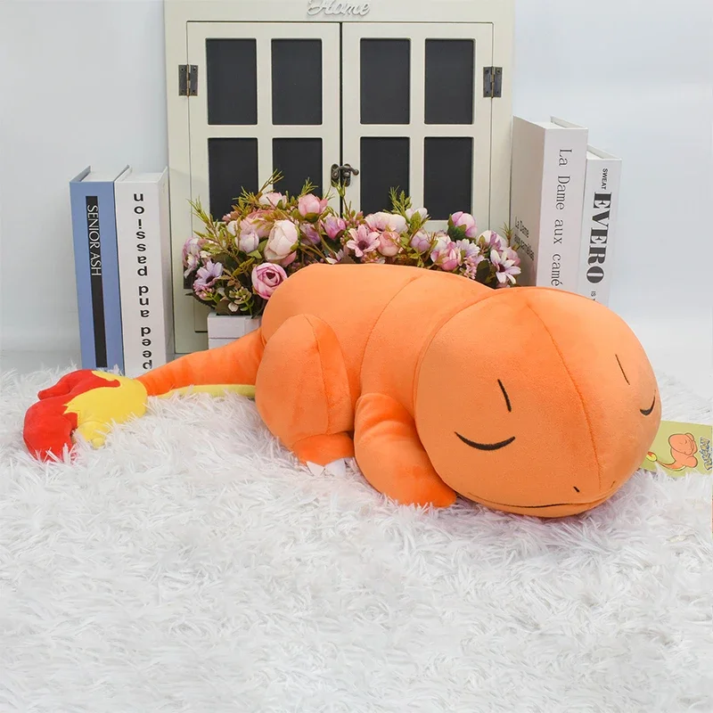 Adorable peluche Pokémon Salamèche XXL en position de sommeil (environ 45 cm)