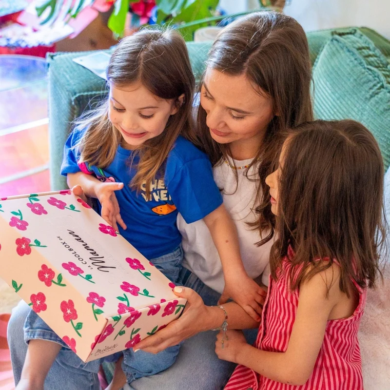 Coffret Fête des Mères 5 cadeaux pour maman - Fleurs, bijou et jeux