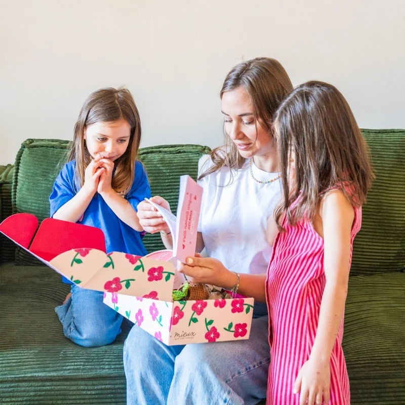 Coffret Fête des Mères 5 cadeaux pour maman - Fleurs, bijou et jeux