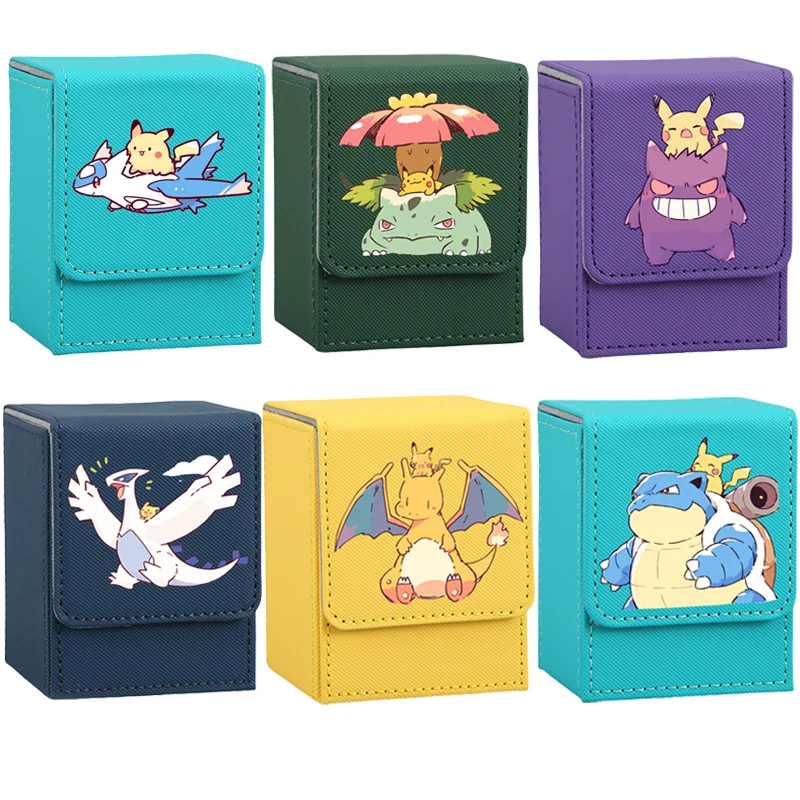 Boîte robuste pour cartes à collectionner Pokémon, disponible en différents modèles.