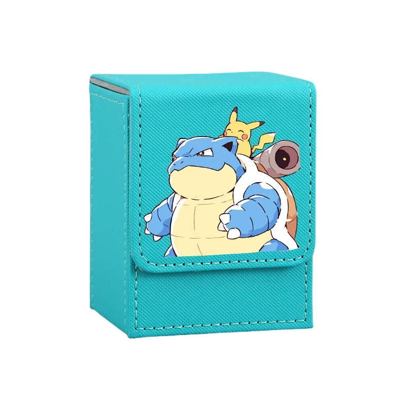 Boîte robuste pour cartes à collectionner Pokémon, disponible en différents modèles.