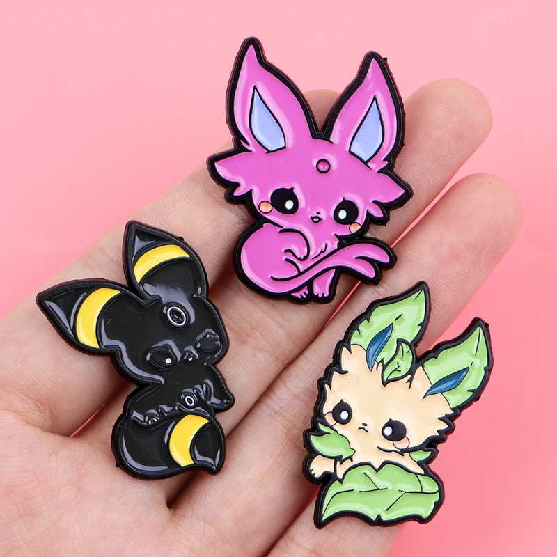 Pins et badges représentant les évolutions mignonnes d'Évoli