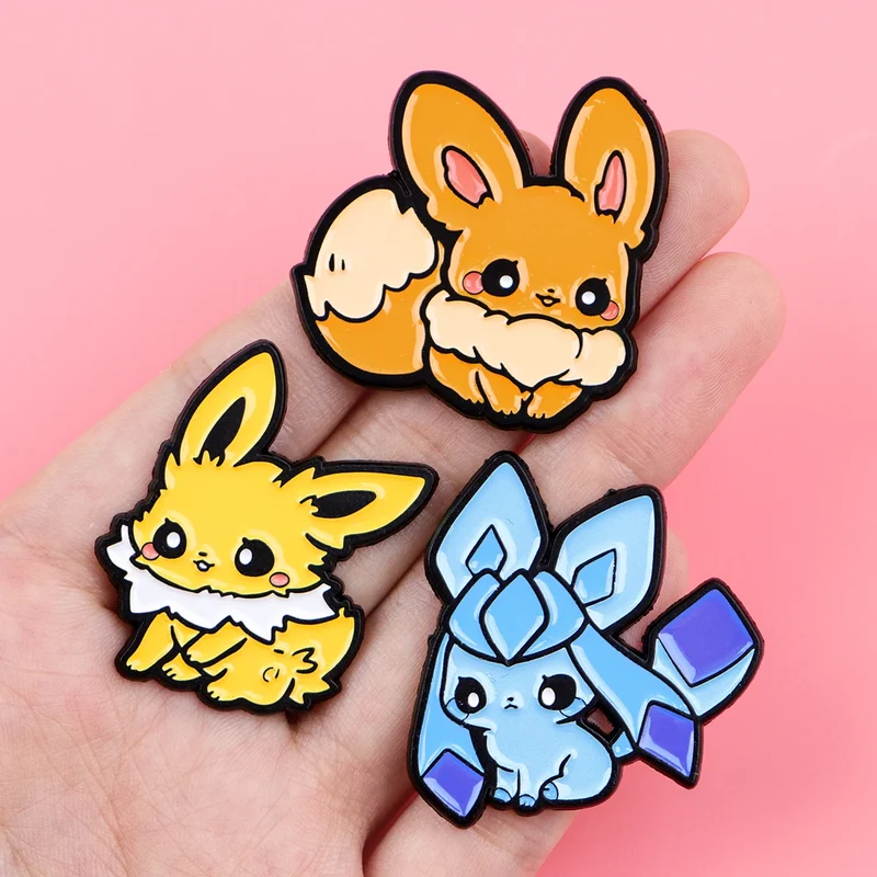 Pins et badges représentant les évolutions mignonnes d'Évoli