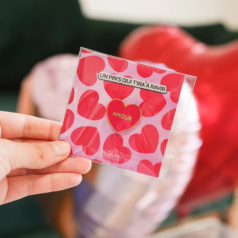 Pin's cœur Amour rouge et doré - Petit cadeau Saint-Valentin et amitié