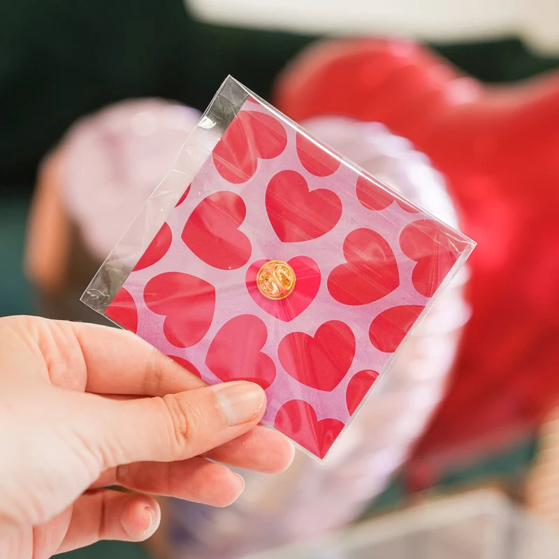 Pin's cœur Amour rouge et doré - Petit cadeau Saint-Valentin et amitié