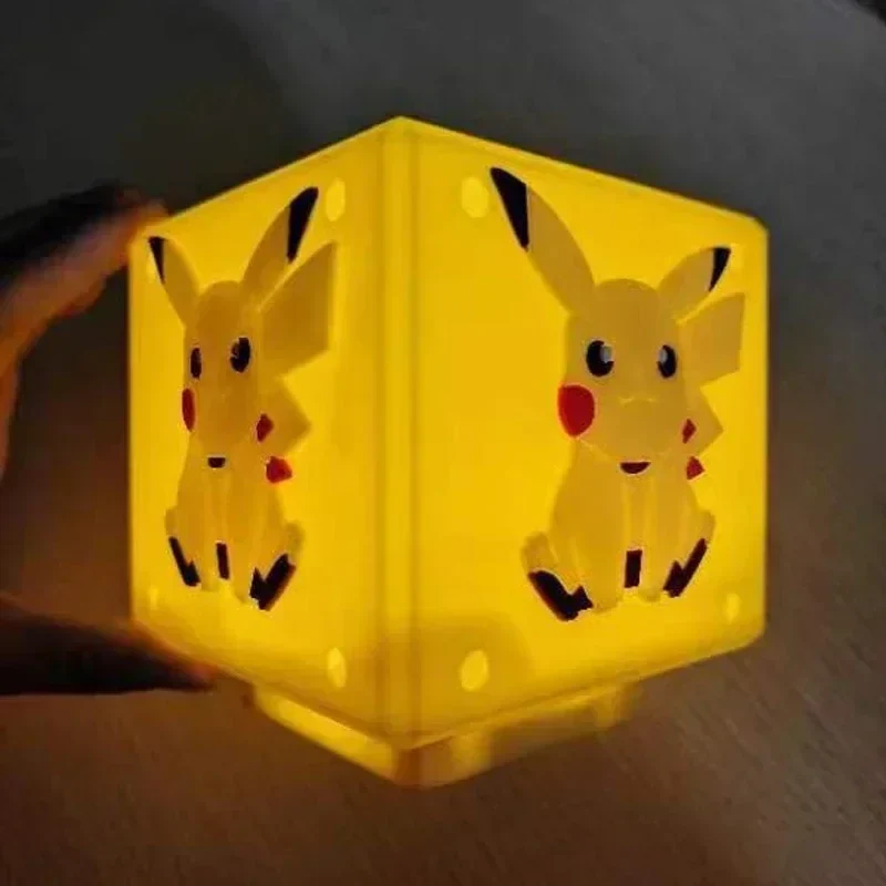 Lampe veilleuse Pokémon Pikachu en forme de cube (10*10*10cm)