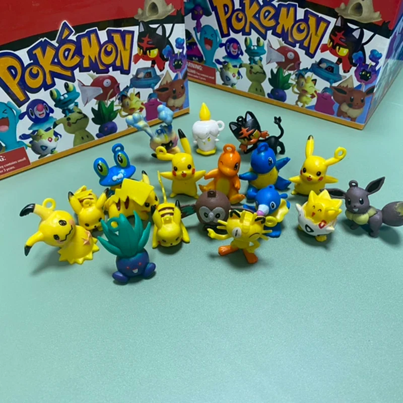 24 sacs aveugles Pokémon Pikachu dans une boîte cadeau avec 1 figurine et 3 cartes chacun.