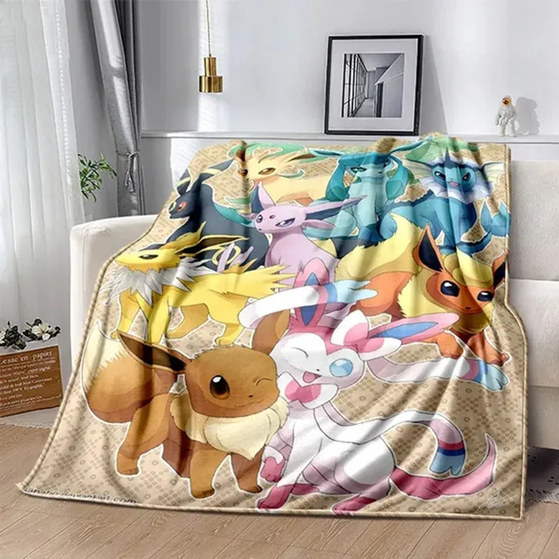 Couverture Pokémon avec de nombreux motifs (Pikachu, Évoli, etc.)