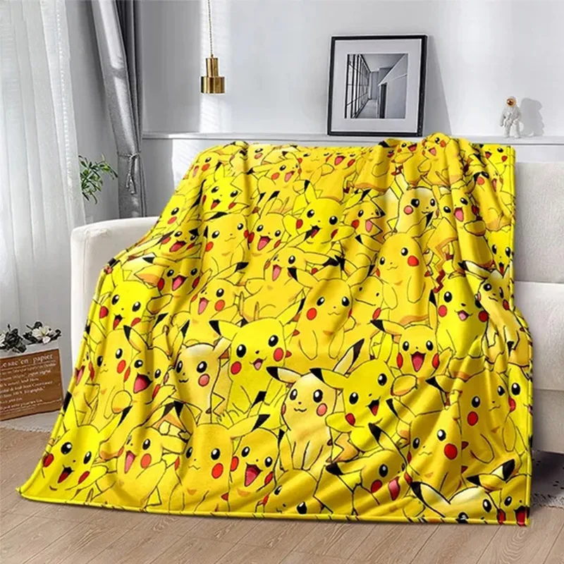 Couverture Pokémon avec de nombreux motifs (Pikachu, Évoli, etc.)