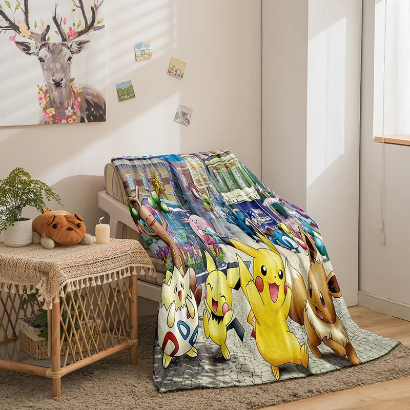 Couverture Pokémon avec de nombreux motifs (Pikachu, Évoli, etc.)