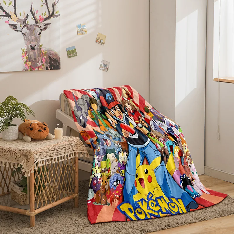 Couverture Pokémon avec de nombreux motifs (Pikachu, Évoli, etc.)