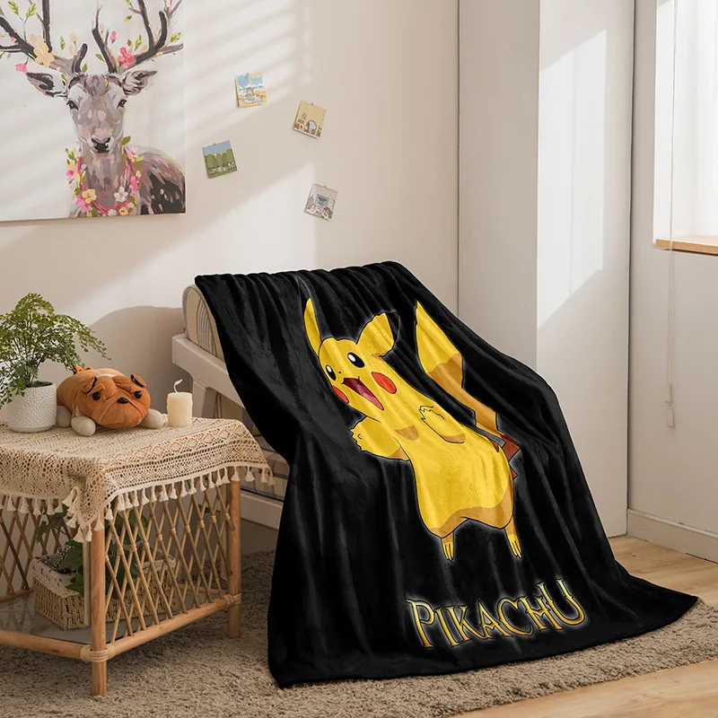 Couverture Pokémon avec de nombreux motifs (Pikachu, Évoli, etc.)