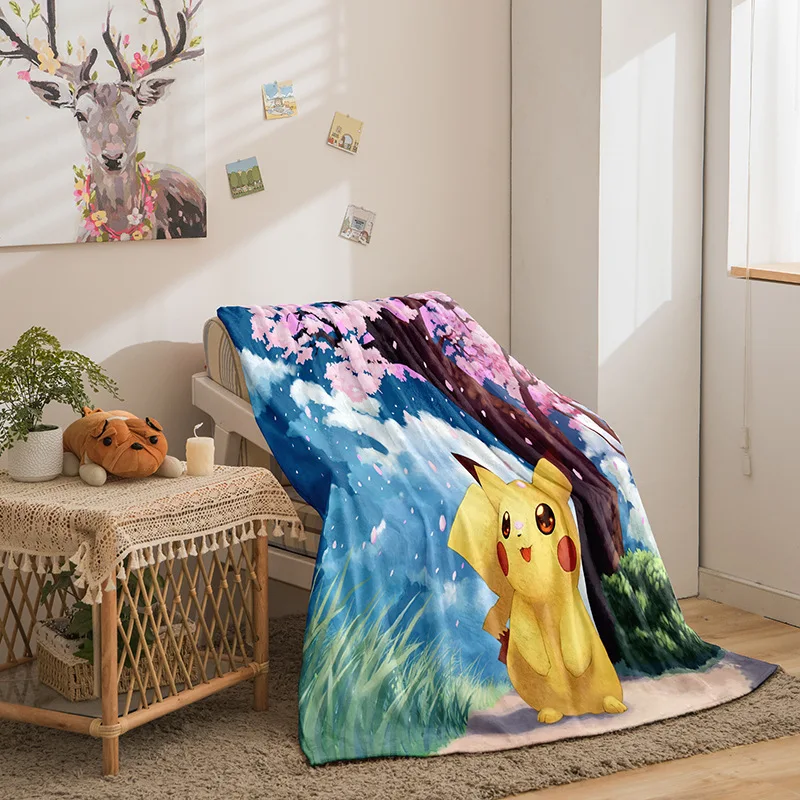 Couverture Pokémon avec de nombreux motifs (Pikachu, Évoli, etc.)