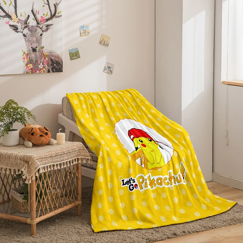 Couverture Pokémon avec de nombreux motifs (Pikachu, Évoli, etc.)