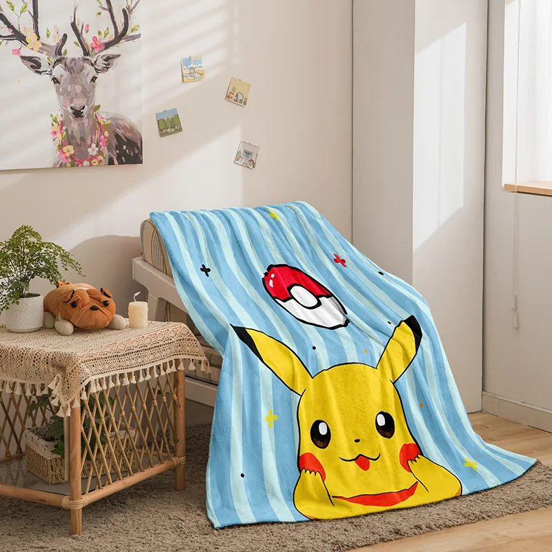 Couverture Pokémon avec de nombreux motifs (Pikachu, Évoli, etc.)