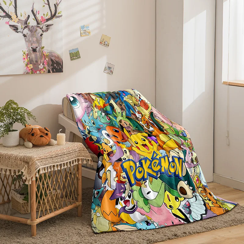 Couverture Pokémon avec de nombreux motifs (Pikachu, Évoli, etc.)