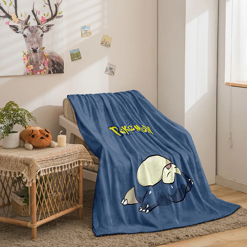 Couverture Pokémon avec de nombreux motifs (Pikachu, Évoli, etc.)