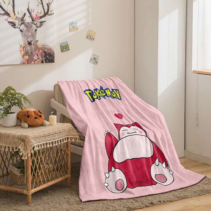 Couverture Pokémon avec de nombreux motifs (Pikachu, Évoli, etc.)