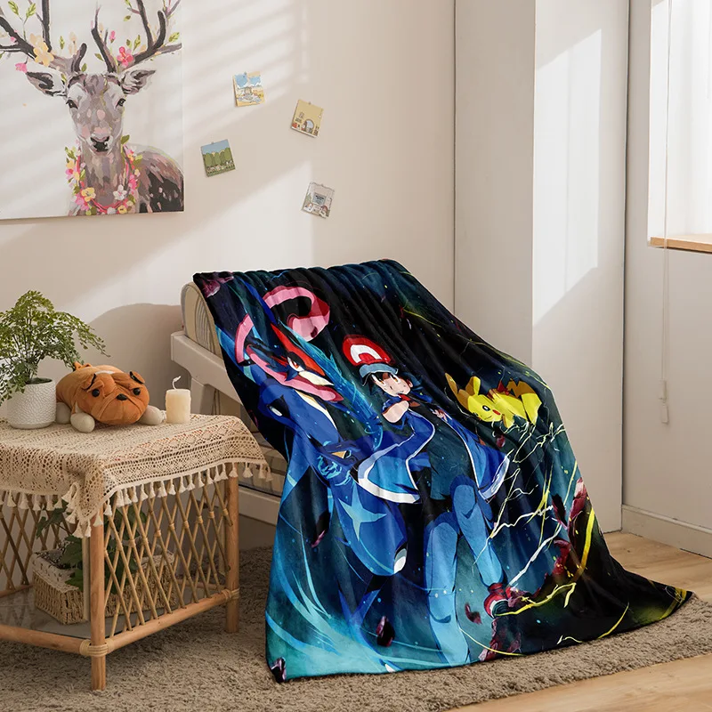 Couverture Pokémon avec de nombreux motifs (Pikachu, Évoli, etc.)