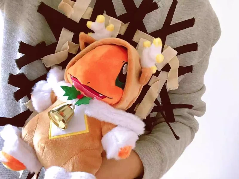 Peluche Pikachu aux motifs de Noël