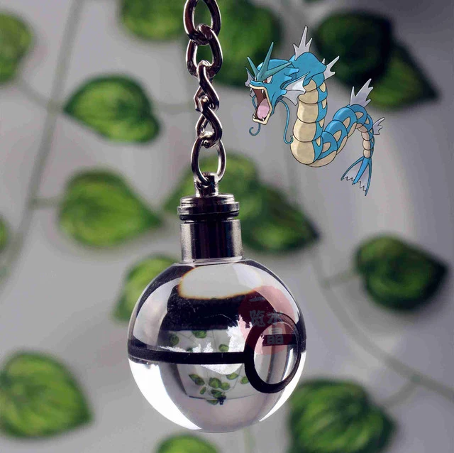 Pendentif Pokeball avec motifs Pokemon et changements de couleur